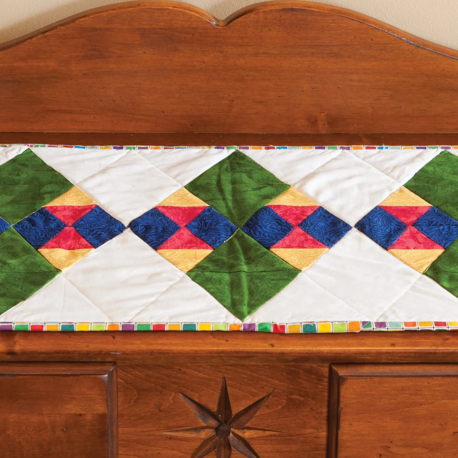 Bullseye Dancing Diamonds Table Runner Pattern for Studio 3 Bullseye Dancing Diamonds Table Runner Pattern for Studio